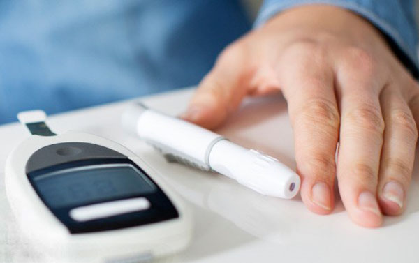 Plato con alimentos naturales y variados ricos en minerales esenciales